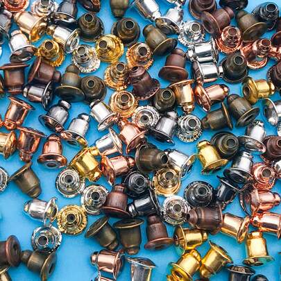 100 piezas Juego de bases de pendientes de metal premium | Acabado en oro rosa, oro, plata, negro y antiguo | Ideal para pendientes, pulseras, collares y regalos festivos