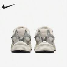 Nike 女士 V5 RNR 复古厚底运动鞋，休闲运动鞋 - 白色/銀色/杏色 - 查看 8
