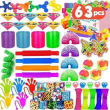 63 piezas Caja de regalos para fiesta infantil, juguetes a granel para caja de tesoros, relleno de bolsas de regalo para recompensa en el aula, juguetes antiestrés a granel, rellenos de calcetines navideños, regalos de cumpleaños para niños y niñas, surtido de juguetes pequeños (surtido parcialmente aleatorio) - juguetes de fiesta - Ver 1