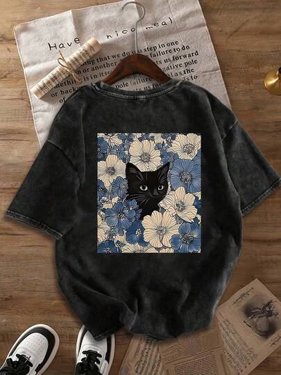 男士加大码休闲宽松短袖T恤，圆领，图案T恤，艺术风格，小众设计，男士上衣，黑色夏季款，饰有治愈系花朵和黑猫印花。