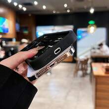 Piezas de ajedrez en una habitación oscura: misteriosas y dramáticas. Esta elegante funda para teléfono es compatible con Samsung, Apple, OPPO, , etc. Fabricada en TPU flexible, resistente a golpes y arañazos, ofrece una excelente protección contra caídas y un agarre cómodo. Es un regalo ideal para familiares, amigos y seres queridos, y una opción perfecta para festivales, fundas para iPhone, San Valentín y artículos de . - Negro - Ver 5