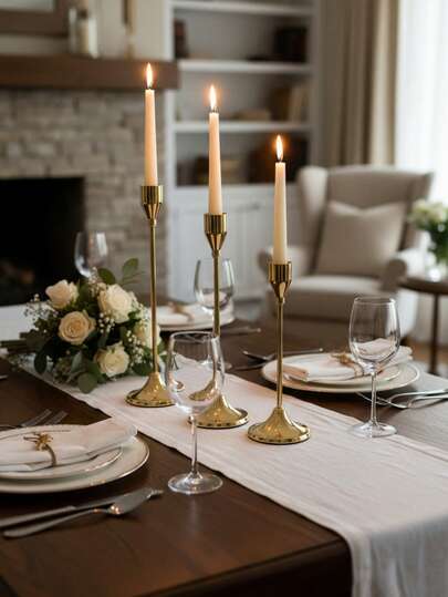 一套金属烛台/烛托/烛台，北欧风格镀金烛台套装，适用于家居装饰、联合办公空间、休闲角落、餐桌、咖啡桌、客厅桌面装饰。非常适合搭配盆栽绿植以平衡空间，打造简约办公桌风格，或为阳光充足的阅读角增添温馨氛围，也适用于健康中心、联合办公空间和北欧风格家居。