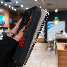 con texto rojo y tema en llamas. Esta elegante funda es compatible con Samsung, Apple, VIVO, OPPO, , Transsion, ,  y Honor. Fabricada en silicona TPU, ofrece protección contra golpes y caídas, además de una sensación superior. Es un regalo ideal para familiares, amigos y seres queridos, y la opción perfecta para San Valentín y Año Nuevo. - Negro - Ver 6