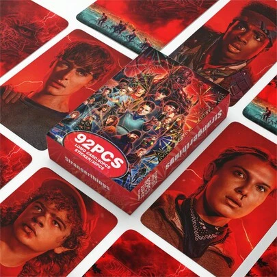 Fremder, Cartoon Fremder Amerikanische Fantasy Fernsehserie Fun Horror Stil Foto Karte und Aufkleber, Film Merchandise, Idol Merch Geschenk für Freunde Geburtstag, TV-Serien Charakterkarten, Sammlerkarten, Dekorationsartikel, Schöne kleine Geschenke, Valentinstag Geschenk, Sammlerstücke