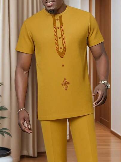 2 piezas/Set, Nuevos 2026 Primavera y Verano Dashiki amarillo casual y elegante para hombres, bordado geométrico de contraste, manga corta, botones marrones, cuello redondo, pantalones de cintura elástica, ropa africana, camisa y pantalones de 2 piezas para hombre de manga corta casual, adecuado para fiestas, citas, bodas, uso diario, eventos culturales, ceremonias y celebraciones tradicionales