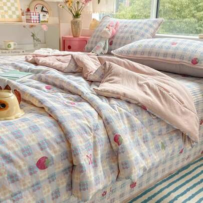1pc Floral Strawberry Plaid Pattern Summer Quilt, Cute Minimalist Fashion Style, Polyester Double-Layer Gauze Breathable Fabric, Quilted Filling Air Conditioning Blanket, Suitable For Home Bedroom Living Room Hotel, Great Gift Choice, Machine Washable For All Seasons