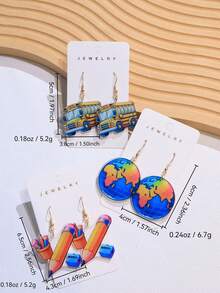 一对亚克力材质的双面可爱耳环，图案包括地球仪、书本、铅笔和校车，卡通风格，趣味十足，是学生日常佩戴的理想礼物。 - 彩色 - 查看 2