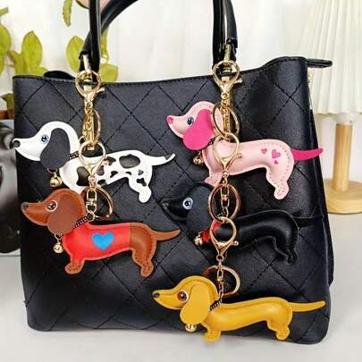 时尚可爱的迷你腊肠犬PU皮龙虾扣钥匙扣吊坠，PU皮狗狗包包挂饰，多种颜色可选。适合作为生日、新年、情人节、节日和婚礼等场合送给女士的小礼物。是腊肠犬爱好者和动物爱好者的理想之选，可用作包包配饰、包包挂饰、钥匙扣或车钥匙链。