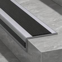 Protector de bordes para escaleras de 20 m / 65,6 pies en negro/gris/café. Tiras protectoras para bordes de escalones en forma de L. Bordes antideslizantes de PVC para escaleras. Escaleras autoadhesivas para uso en exteriores e interiores. Protector de bordes para escaleras de 65,6 pies. Protector de bordes antideslizante autoadhesivo de PVC para escaleras. Protector impermeable para escaleras interiores y exteriores. - Estructura 3D en forma de L, corte DIY - Adecuado para escaleras residenciales, escaleras de villas, peldaños de balcones, rampas de garajes, habitaciones de personas mayores, habitaciones de niños pequeños, guarderías, escuelas, oficinas - Gris - Ver 3