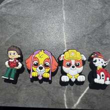Paw Patrol 12个/20个汪汪队立大功系列卡通鞋饰，包含毛毛、阿奇、路马、天天、珠珠、追踪犬、灰灰、天天、霸王龙、野猫和自由女神像等角色，采用柔软的PVC橡胶制成。 - 彩色 - 查看 10