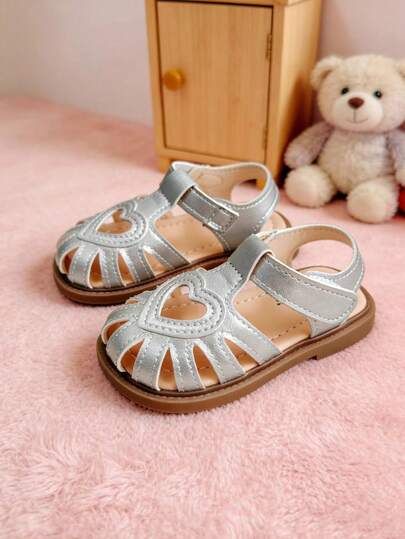 新款女童凉鞋，爱心装饰，柔软防滑鞋底，轻便舒适的夏季沙滩鞋