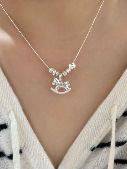 女士银色摇摇马吊坠项链，时尚百搭，适合日常佩戴