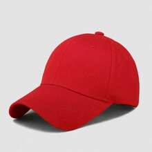 Este boné de beisebol vermelho simples e casual é adequado tanto para homens quanto para mulheres. Ele possui uma tira ajustável na parte de trás. O boné possui uma faixa absorvente de umidade macia e um tamanho ajustável, tornando-o elegante, leve e com proteção UV. O design clássico e versátil o torna uma escolha ideal para festas, férias, atividades ao ar livre e uso diário. Também é um presente perfeito para amigos e familiares. - Vermelho - Visão 7