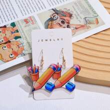 一对亚克力材质的双面可爱耳环，图案包括地球仪、书本、铅笔和校车，卡通风格，趣味十足，是学生日常佩戴的理想礼物。 - 彩色 - 查看 10
