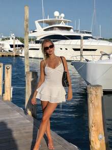 新款夏季女士白色吊带连衣裙，性感露背罩衫，精致镂空腰部褶裥裙摆，展现可爱俏皮风格，适合日常休闲穿着、假日约会、海滩度假、海滩派对、订婚、婚礼、音乐节等场合。 - 白色 - 查看 2