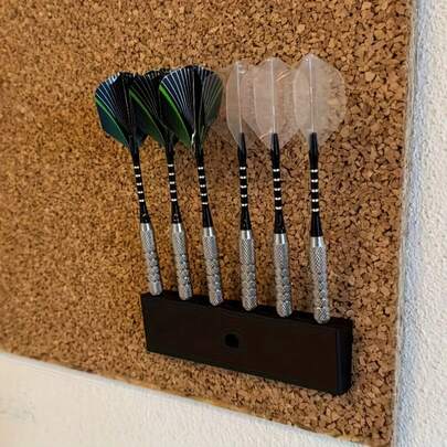 Este soporte de pared montado para 6 dardos puede sostener hasta 6 dardos por ranura, lo que lo hace ideal para salas de juegos en el hogar y almacenamiento de dardos. Es adecuado para usar en salas de estar, dormitorios, bares y oficinas. Su diseño ahorrador de espacio (sin tornillos) puede mejorar la organización y la estética de tus dardos.