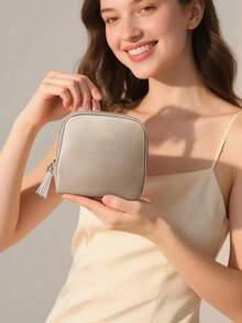 Este organizador de joyas de viaje de cuero cuenta con múltiples compartimentos con tapa abatible, un forro suave y una bolsa con cremallera y borla desmontable. Puede contener anillos, aretes, pulseras, relojes y otras joyas. Su diseño duradero lo convierte en una opción ideal para viajes, almacenamiento diario y como regalo. - Multicolor - Ver 3