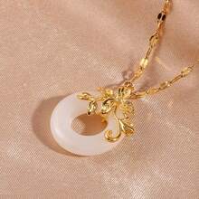 Dây chuyền mặt dây hình hoa lá thanh lịch dành cho nữ, được làm từ đồng mạ vàng 18K, đính đá zirconia tổng hợp hình vuông, với mặt dây hình tròn giống ngọc bích. Một món trang sức đa năng và thời trang, phù hợp cho cả đeo hàng ngày và các dịp trang trọng. - Nhiều màu - Xem 3