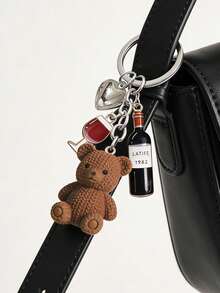 1 Stück süßer Teddybär Schlüsselanhänger Anhänger, gestrickter Teddybär-förmig mit Weinflasche, Weinglas und Herz Dekor, Mini Harz Material, geeignet als modisches Accessoire für Frauen, Haustürschlüssel, Taschendekoration, Kopfhörer Anhänger, Handyhülle Anhänger, Auto Schlüsselanhänger, ideal als Geschenk zu Feiertagen und Geburtstagen - Verschiedenfarbig - Übersicht 4