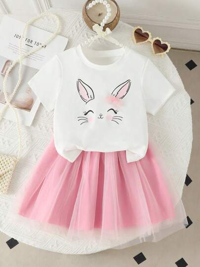 Bộ 2 món thời trang xuân hè cho bé gái, gồm áo cổ tròn màu trắng in hình thỏ và chân váy lưới cạp chun.