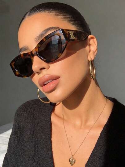 1副猫眼小框时尚眼镜，复古个性优雅女士眼镜，适合女士秋冬季家庭出游、旅行、海滩、音乐节及日常佩戴。