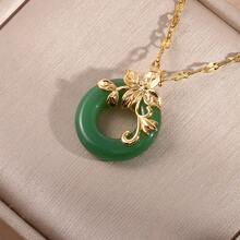 Dây chuyền mặt dây hình hoa lá thanh lịch dành cho nữ, được làm từ đồng mạ vàng 18K, đính đá zirconia tổng hợp hình vuông, với mặt dây hình tròn giống ngọc bích. Một món trang sức đa năng và thời trang, phù hợp cho cả đeo hàng ngày và các dịp trang trọng. - Nhiều màu - Xem 7
