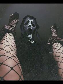 Absolutely Amazing And Hilarious Facial Expressions, Incredibly Sexy And Beautiful Legs, And A Matching T-Shirt. - 彩色 - 查看 2