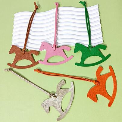 1 pièce Porte-sac à cheval à bascule en PVC, accessoire de mode , décoration de sac, pendentif porte-clés, convient aux femmes, peut être utilisé pour les sacs, les voitures et les clés