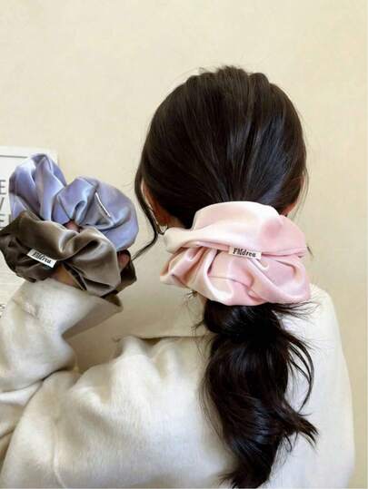 女性用エレガントなサテン大型ヘアスクランチー、光沢のある無地ランダムレターペンダント、デイリー、デート、オフィスなどのファッショナブルなヘアタイ