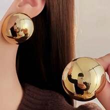 一对简约法式风格的半球形耳钉，采用永不褪色的不锈钢材质制成。非常适合日常休闲佩戴，百搭实用。 - 彩色 - 查看 2