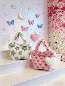 一款时尚的心形毛绒手提包。这款可爱蓬松的手提包饰有花朵爱心图案，非常适合秋冬季节日常使用。蓬松的包身点缀着精致的爱心图案，并采用磁扣设计。是青少年必备单品，非常适合日常使用、旅行和外出。 - 彩色 - 查看 1