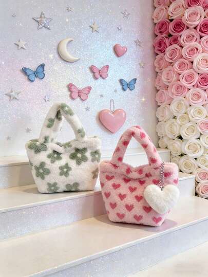 一款时尚的心形毛绒手提包。这款可爱蓬松的手提包饰有花朵爱心图案，非常适合秋冬季节日常使用。蓬松的包身点缀着精致的爱心图案，并采用磁扣设计。是青少年必备单品，非常适合日常使用、旅行和外出。