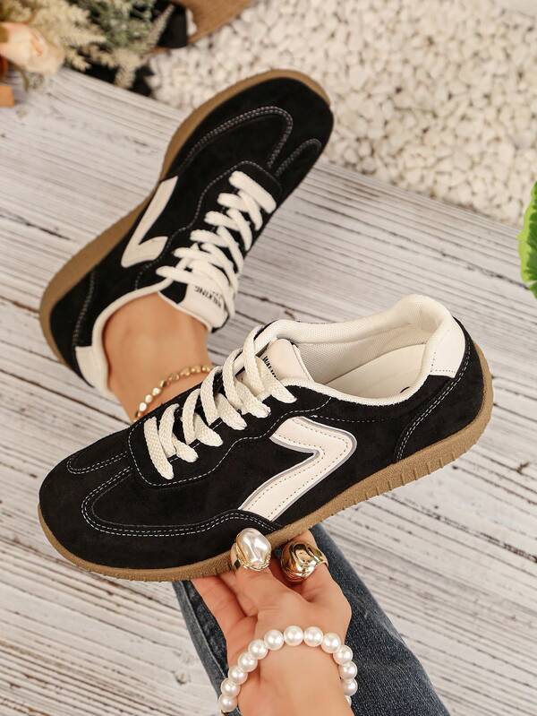 女士夏季休闲平底鞋，轻便套脚户外运动鞋，撞色设计，舒适防滑，适合春秋季穿着。