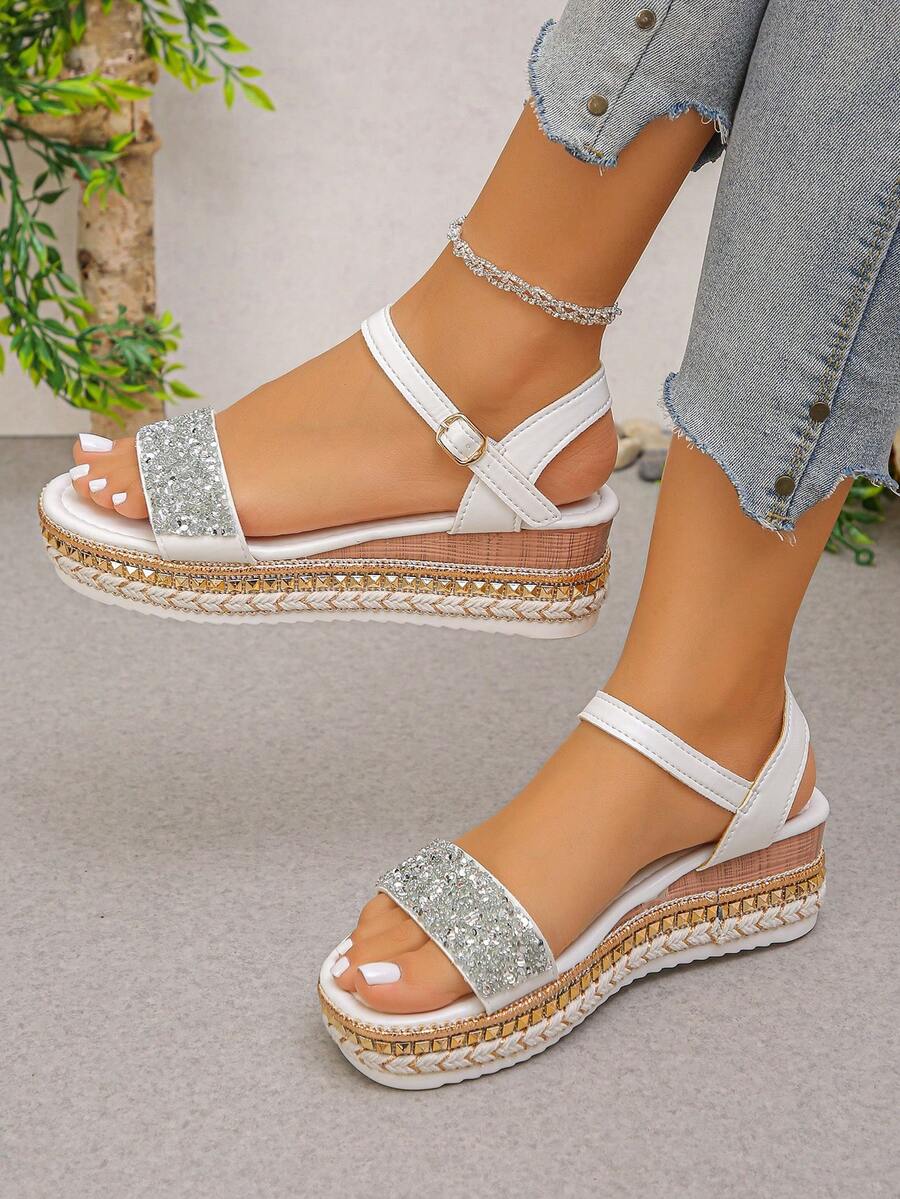 Sandalias de mujer con strass brillantes, remaches, hebilla recta, tacón inclinado, suela gruesa, estilo de vacaciones de verano, uso diario, uso para fiestas, sandalias plateadas