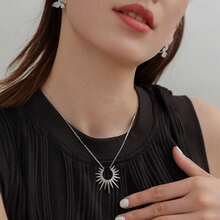 1件金色太阳项链，璀璨斋月饰品：佩戴这款金色太阳项链，庆祝斋月吉祥、开斋节快乐，并拥抱开斋节的喜悦。 - 彩色 - 查看 1