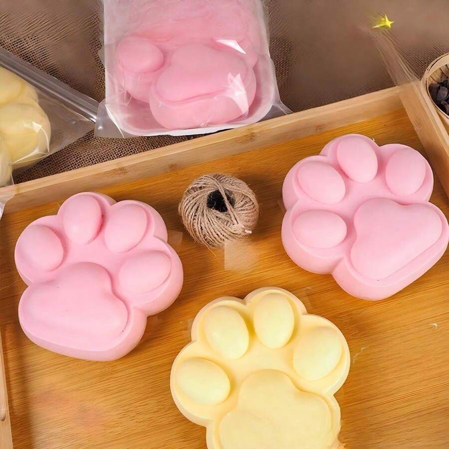 这款慢回弹猫爪捏捏乐拥有可爱的3D造型，非常吸睛。它质地柔软有弹性，挤压时能有效舒缓压力。经久耐用不易变形，轻巧便携，方便随时随地玩耍，是节日送礼的完美之选。