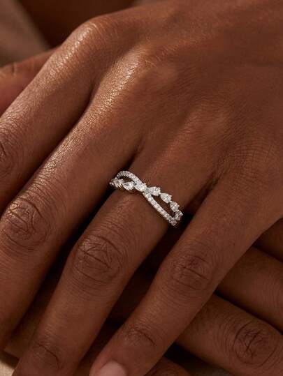 1枚优雅十字水滴锆石戒指，925纯银材质，适合女孩生日、舞会等场合的礼物