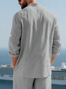 Men's Spring/Summer Linen Stand Collar Long Sleeve Shirt, Button Front Chest Pocket + Roll-Up Sleeve Design, Breathable & Stylish, Suitable For Beach Vacation & Casual Wear. Sizing Tips: Available In XS-XXXL, European Fit Tends To Be Loose, Recommend Sizing Down For A More Fitted Look; Lighter Color Fabrics Are Slightly Sheer, Choose Based On Styling Needs. - 淺灰色 - 查看 2