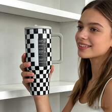 HYDROJUGs Timeless Checkered Print Insulated Travel Mug With Contrast Gray Trim & Leakproof Design, 40oz Stainless Steel Double-Wall Vacuum Cup For Brunch Dates, Evening Strolls, Desk Use & Picnic Outings, Best Christmas & Halloween Gift For Family & Friends Who Appreciate Classic, Versatile Style - 40oz黑白格 - 查看 5