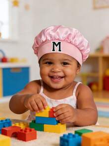 1顶儿童A-Z字母粉色缎面弹力宽檐帽 - 舒适睡帽，保护头发，超柔软透气设计，带防滑内衬 - 粉色 - 查看 3