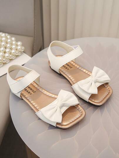 2025 年 3-12 岁男孩女孩必备凉鞋 | 魔术贴搭扣，方便穿脱，无跟鞋底 | 适合学校、海滩、演出和红毯活动！