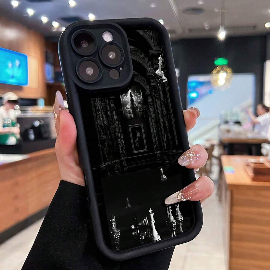 Piezas de ajedrez en una habitación oscura: misteriosas y dramáticas. Esta elegante funda para teléfono es compatible con Samsung, Apple, OPPO, , etc. Fabricada en TPU flexible, resistente a golpes y arañazos, ofrece una excelente protección contra caídas y un agarre cómodo. Es un regalo ideal para familiares, amigos y seres queridos, y una opción perfecta para festivales, fundas para iPhone, San Valentín y artículos de . - Negro - Ver 1