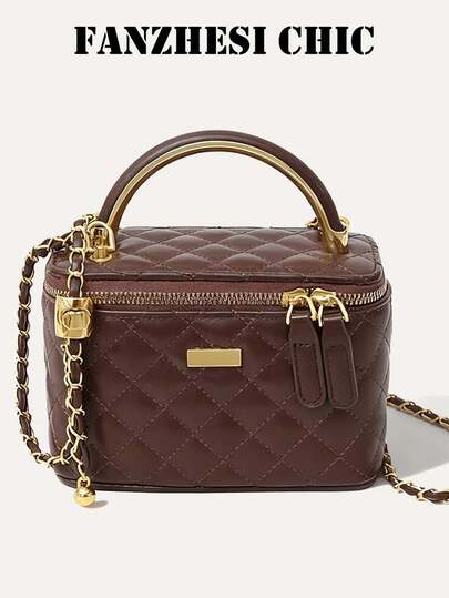 This New Fashionable Solid Red PU Quilted Handbag Features A High-End Appearance, With A Zipper Handle And An Adjustable Shoulder Strap. The Large Capacity Design Allows For Hand-Held, Shoulder, Or Cross-Body Carrying. The Structured Body Can Accommodate Daily Essentials Like Lipstick, Keys, And Cosmetics, Making It An Ideal Choice For Women, Female Students, Commuters, Outings, Shopping, Dates, And Various Occasions.