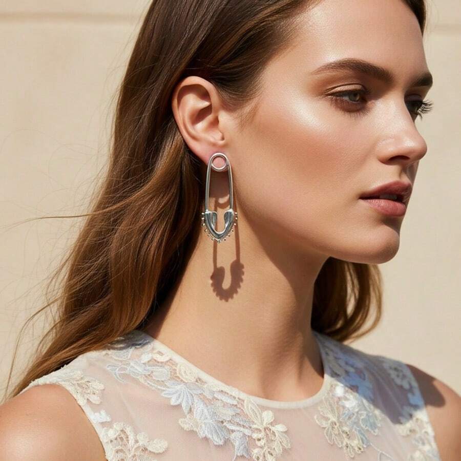 1 Pair Retro Chic U-Shaped Heart Paperclip Earrings, Minimalist Metal Style Delicate Luxury Hollow Heart Paperclip Earrings, Fashion Exaggerated Paperclip Earrings For Women - Heart-shaped Paperclip Earrings - View 1