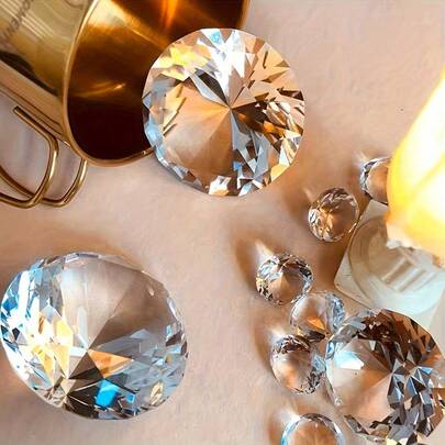 优雅水晶玻璃钻石摆件，配金色底座 - 一颗璀璨夺目的大型激光切割宝石，是珠宝展示和家居装饰的理想之选 - 现代简约的桌面摆件，阳光照射下会折射出彩虹般的光芒，是送给女孩和学生的完美礼物，水晶摆件