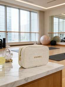 CHANEL 香奈儿白色亮片编织长方形化妆包，金属拉链，金色Logo装饰，便携式化妆品及护肤品收纳包，适合海滩派对、游艇之旅、高尔夫郊游，奢华洗漱包及日常礼品，化妆包，旅行必备 - 白色 - 查看 8