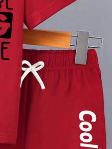Set de 2 piezas de camiseta de manga corta con estampado de letra y pantalones cortos casuales y multifuncionales minimalistas para niños, adecuados para actividades al aire libre, escuela, vacaciones, viajes, relajación, tomar el sol y otras ocasiones de verano - Rojo - Ver 4