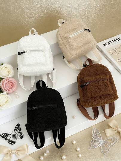 La nueva mochila de peluche es casual y sencilla, con un diseño con cremallera y correas ajustables. Es adecuada para ir de compras, viajar y fiestas. Puede acomodar fácilmente los artículos de uso diario. Es un artículo versátil y un favorito de la moda. Es adecuado para diversos estilos y ocasiones y tiene una gran adaptabilidad de estilo.