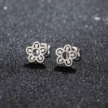 1 Pair Stainless Steel Symmetrical Flower Earrings, With Engraved Patterns. The Center Is Circular. They Are Small And Exquisite, Suitable For Daily Wear. - GED308 - View 10