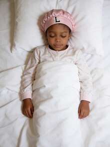 1顶儿童A-Z字母粉色缎面弹力宽檐帽 - 舒适睡帽，保护头发，超柔软透气设计，带防滑内衬 - 粉色 - 查看 4